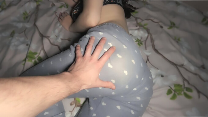 ปลุกให้น้องสาวของเธอมีก้นที่เย้ายวน: Pov Blowjob