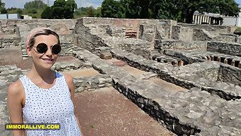 Mamma Bionda Prosperosa E Figlio Esplorano Le Rovine Romane In Questo Video Bollente