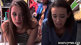 Tiener (18+) Blondine Zoey Laine Geeft Een Geweldige Pijpbeurt En Wordt Geneukt In Deze Hardcore Pornovideo