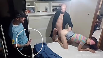 Sex Tape Amateur D'Un Couple Amical Avec Une Femme Aux Yeux Bandés Et Un Invité Inattendu.