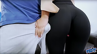 Pantaloni Da Yoga E Culi Grandi Sono Una Partita Fatta In Paradiso In Questo Video