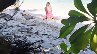 Voyeur Nudista Amateur: Rubia Desnuda En La Playa