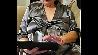 Masturbating Granny Mommavee Shows Off Her Big Natural Tits!