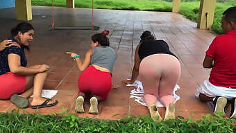 Vidéo Hd D'Un Instructeur De Yoga En Collants