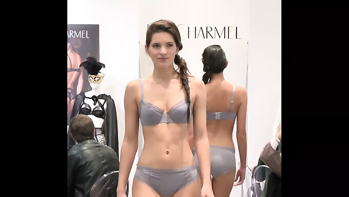 Le Modelle Europee Di Lingerie Si Concedono Un Auto-Piacere