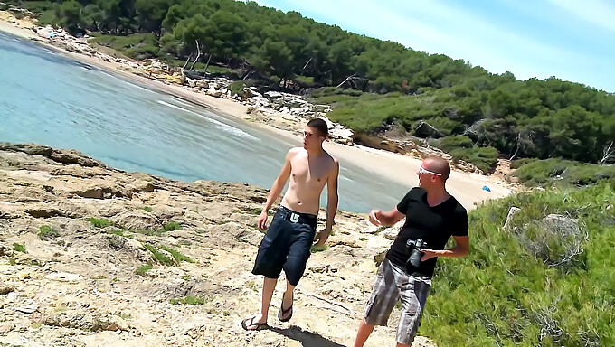 Twee Geile Kerels Neuken Om Beurten Strakke Bruine Poesjes Op Het Strand