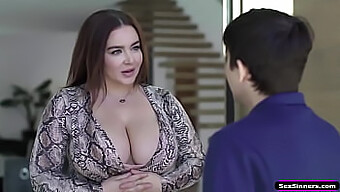 نوجوان 18+ و مادربزرگ - لذت بخش لیسیدن سینه و گلوی عمیق