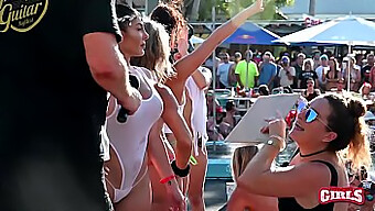 Amerikanische Twerking-Schlampen Zeigen Ihre Körper Und Fähigkeiten