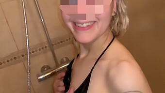 Remaja (18+) Menikmati Anal Dan Blowjob Di Kamar Mandi