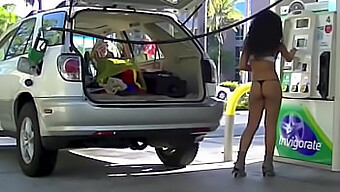 Nikki Brazil Viser Sin Perfekte Røv I En Kort Nederdel, Mens En Perverteret Onanerer På En Tankstation Offentligt