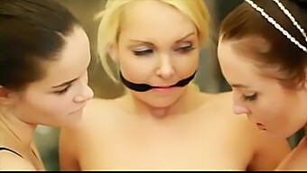 Assista A Duas Lésbicas Lindas E Um Cara Lindo Neste Ménage À Trois