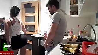 Un Couple Bisexuel Profite De Jeux De Bite Et De Cul Dans La Cuisine