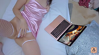 Aranyos 18+ Tini Élvez, Miközben Szexi Pornót Néz