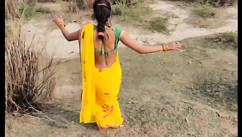 Una Chica India De 18 Años Con Un Gran Culo Disfruta Del Sexo Al Aire Libre En Público