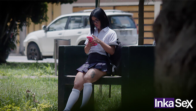 Jovem Estudante Latina Seduzida Para A Casa De Um Estranho Para Sexo.