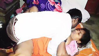 ভারতীয় (18+) টিন প্রথমবারের জন্য তার পুসী চুদতে পায়।