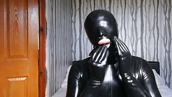 Bdsm Bị Bịt Mắt Với Latex, Bịt Miệng Và Mặt Nạ Phòng Độc