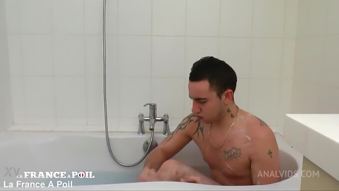 Le Bareback De Nino: Une Cougar Française Et Son Jeune Amant Dans La Salle De Bain