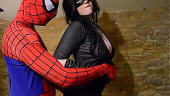 Polna Prsi Cosplayer Daje Spidermanu Ročno Delo In Konča S Končnim Izlivom