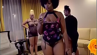 ¡mira A Esta Sexy Chica Negra Dando Una Mamada De Gran Culo En Las Vegas! ¡te Dejará Sin Aliento!