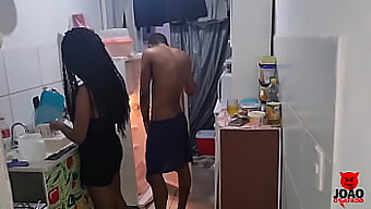 Cena Intensa De Sexo Com Marido E Esposa Na Cozinha Enquanto Ele A Fode Com Força