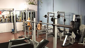 Europäische Mädchen In Der Umkleidekabine Des Fitnessstudios