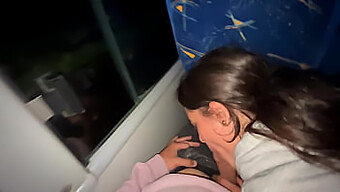 En Vacker Latina-Tjej Suger Och Sväljer På En Buss