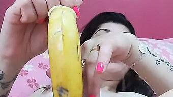 18+ Tiener Krijgt Een Orgasme Van Een Banaan In Zelfgemaakte Video