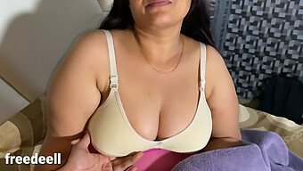 Adik Tiri India (18+) Memberikan Blowjob