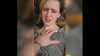 Une Jolie Adolescente Prend Une Grosse Bite Dans Sa Bouche