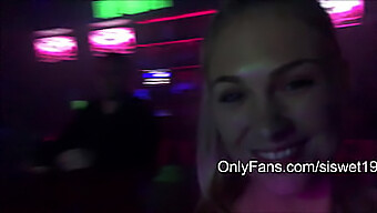 Adolescenta Deschisă Și Ghemuită Devine Curvă Pe Scena Disco