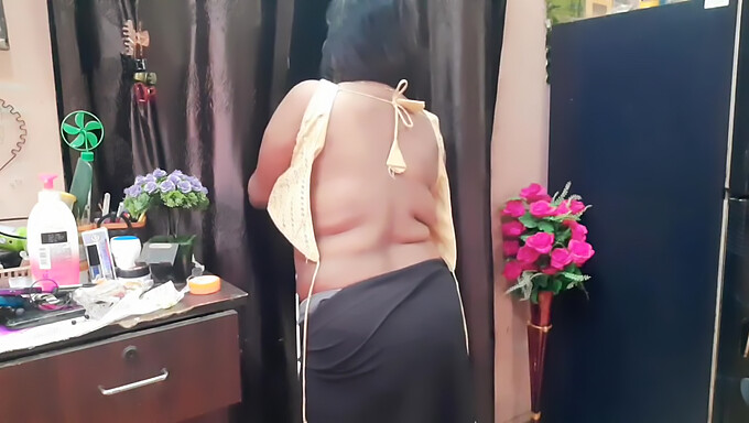 भारतीय गृहिणी एक बिकनी में उसके घटता Flaunts