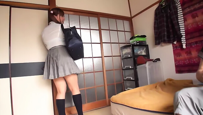 Handjob En Vingerneuken In Japans Schoolmeisjesuniform