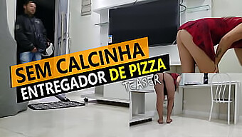 Kurvafeleség Cristina Almeida Pizzaszállítmányt Kap Mini Szoknyában