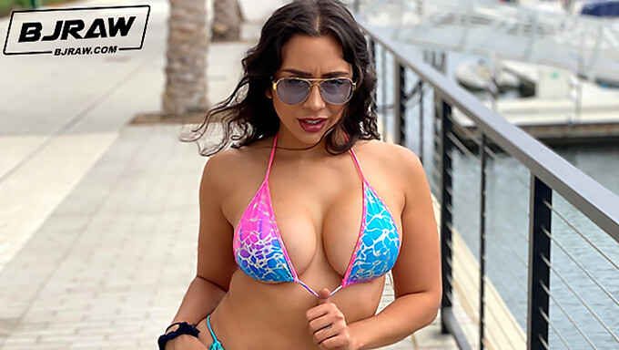 Busty Latina Lilly Hall Giver Et Blowjob Og Engagerer Sig I Titty Fucking Med En Velbegavet Mand