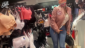 Milf Amateur Tiene Su Coño Lleno Con Un Juguete Sexual En El Centro Comercial