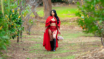 Little Red Riding Hood És Kleio Valentien Egy Kört Tesznek