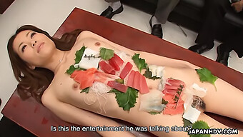 Japanische Teenagerin Sushi Girl Ist Der Star Dieses Büro-Gruppensex