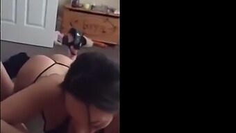 Gadis Putih Memberikan Blowjob Dalam Video Blowjob Amatur