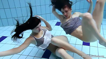 Le Ragazze Ceche Janka E Aneta Nuotano Topless In Una Piscina Pubblica